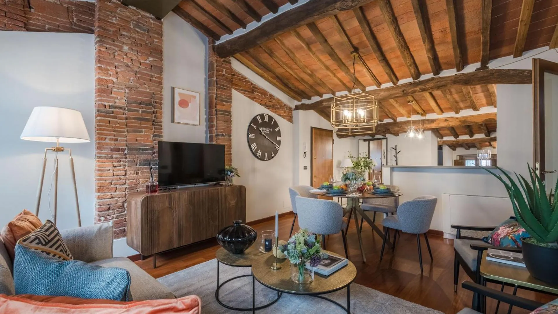 Dorina Penthouse 2 Bedrooms 2 Bathrooms In Lucca Italy