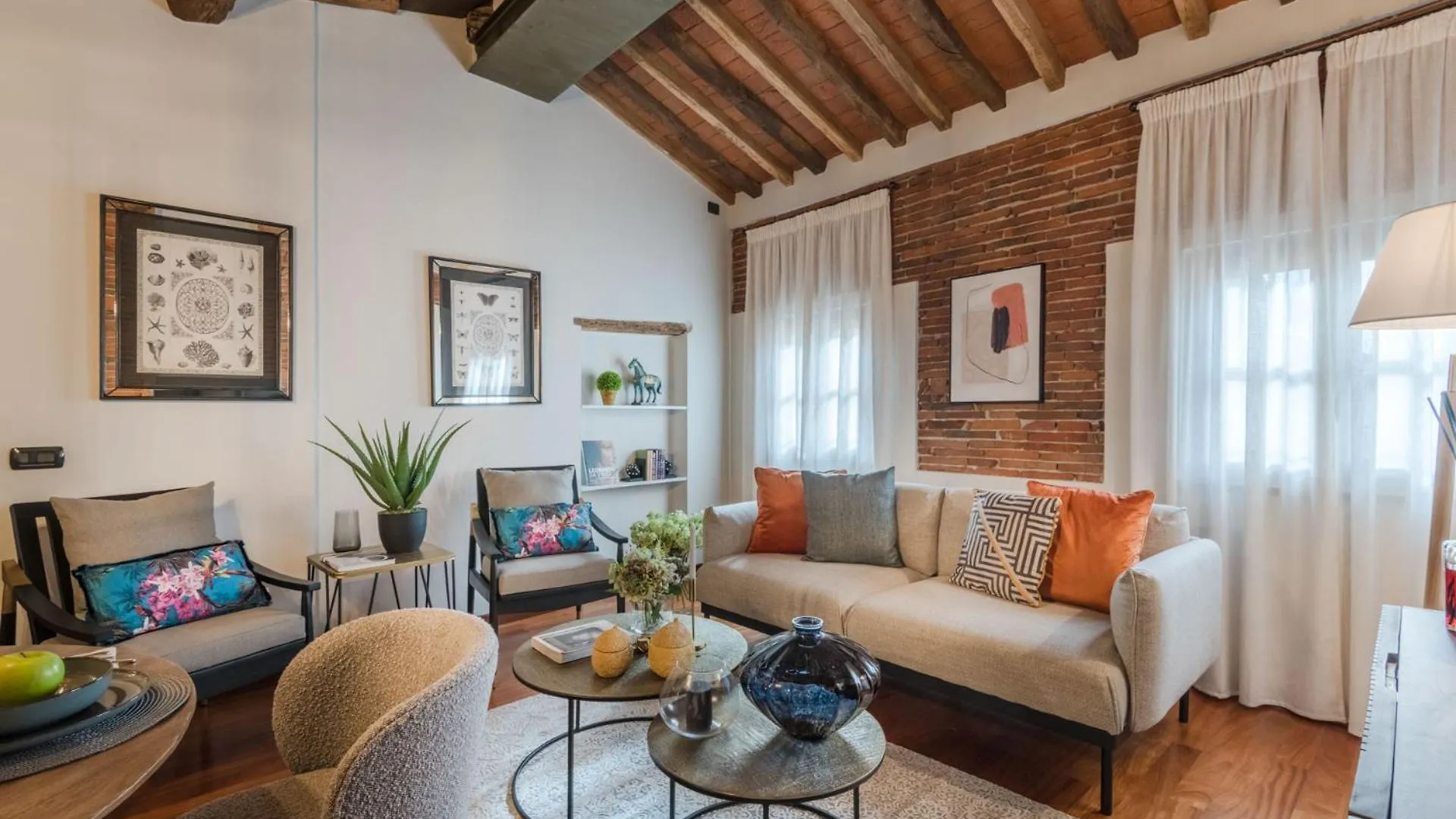 Dorina Penthouse 2 Bedrooms 2 Bathrooms In Lucca Italy