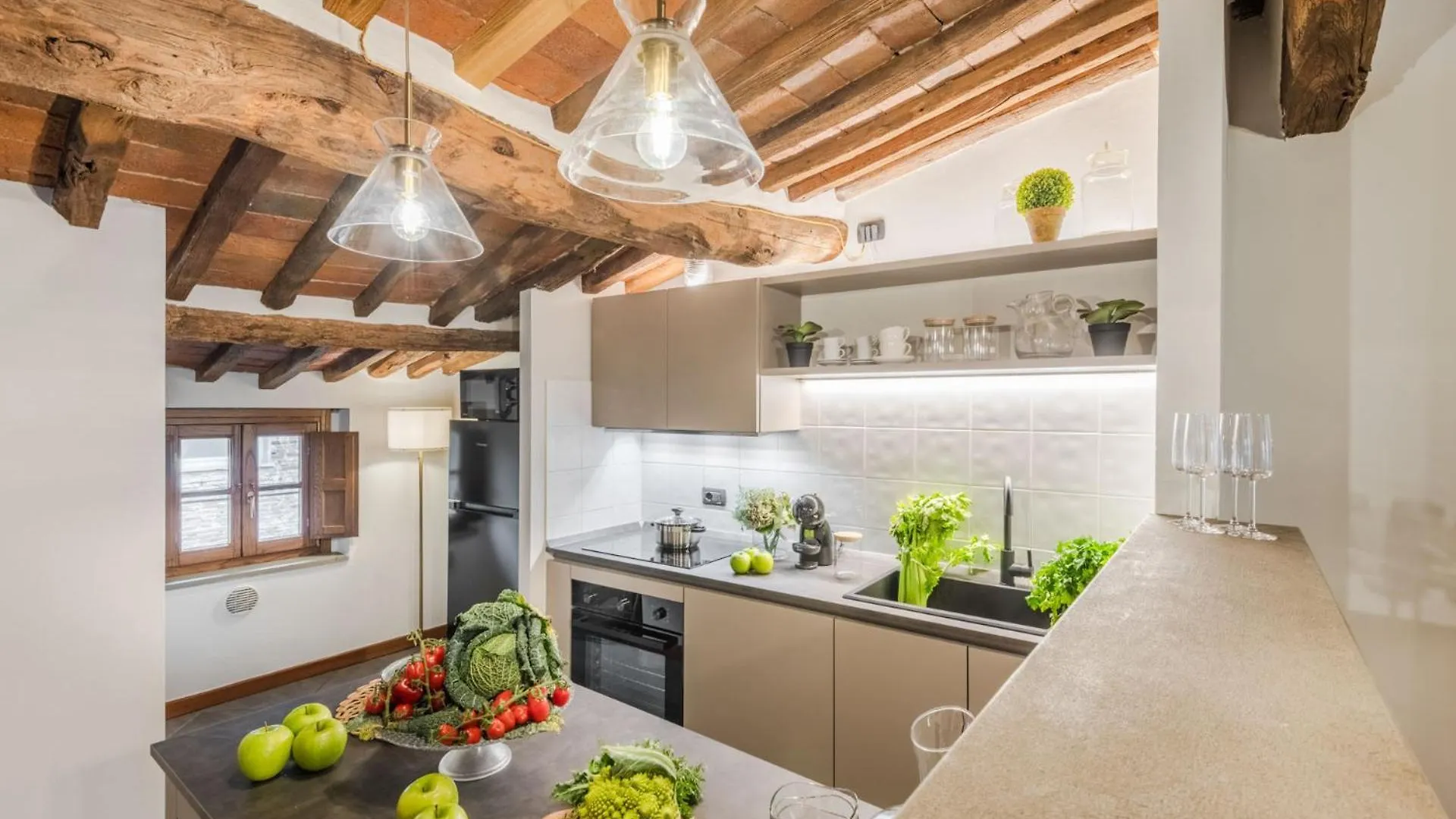 Dorina Penthouse 2 Bedrooms 2 Bathrooms In Lucca 0*,  Italy