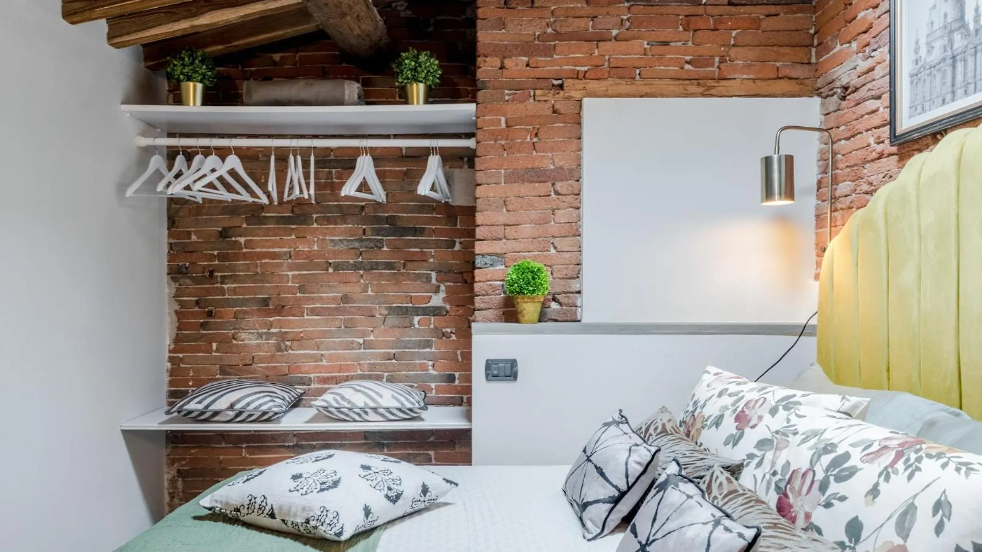 Dorina Penthouse 2 Bedrooms 2 Bathrooms In Lucca 0*,  Italy