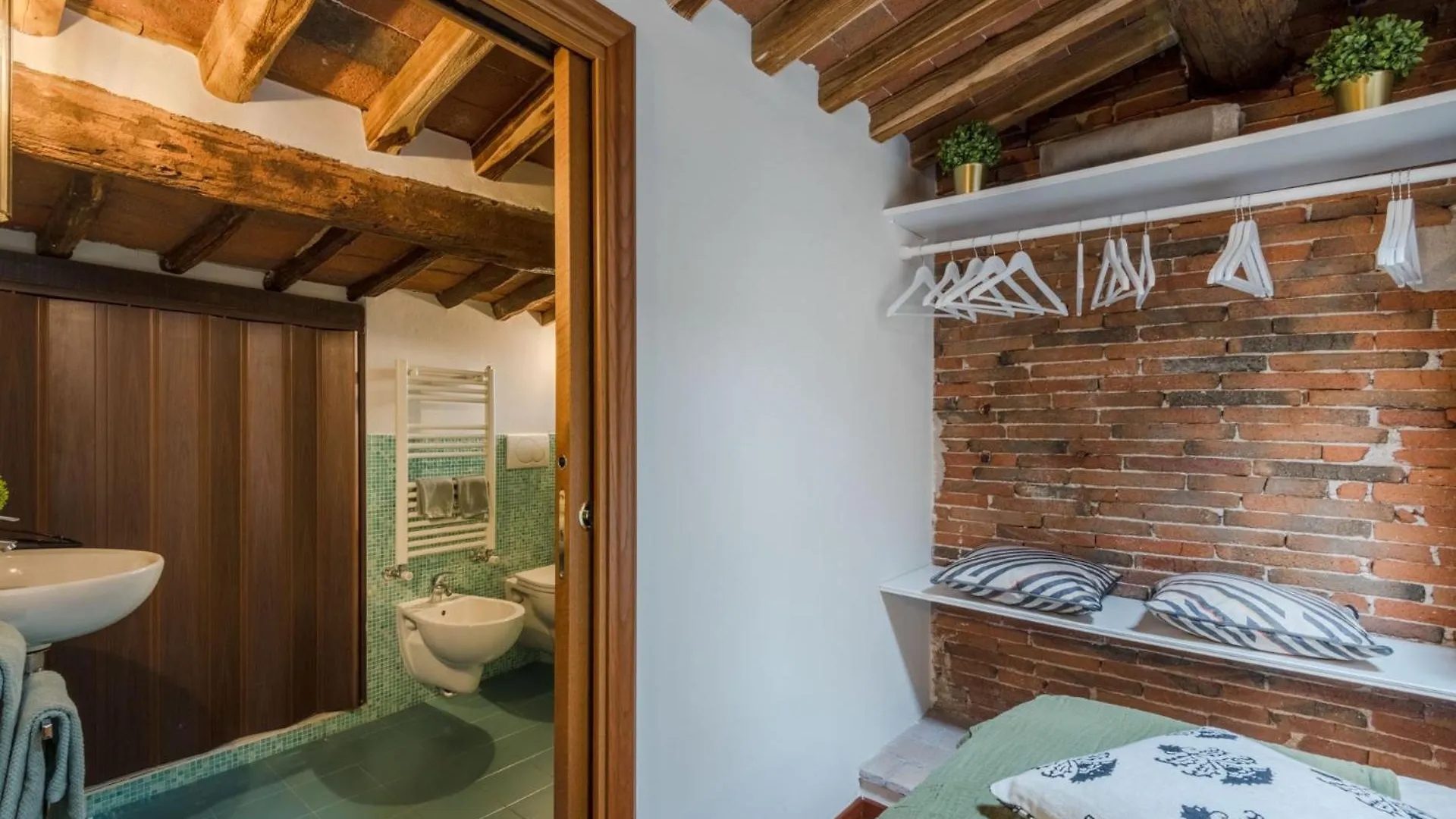 Dorina Penthouse 2 Bedrooms 2 Bathrooms In Lucca