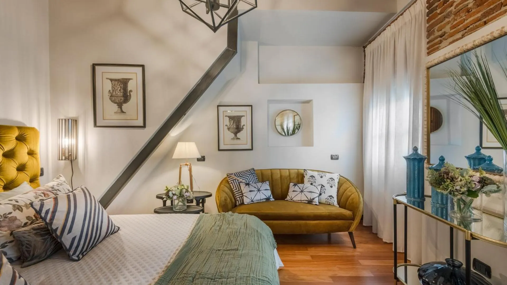 Dorina Penthouse 2 Bedrooms 2 Bathrooms In Lucca 0*,  Italy
