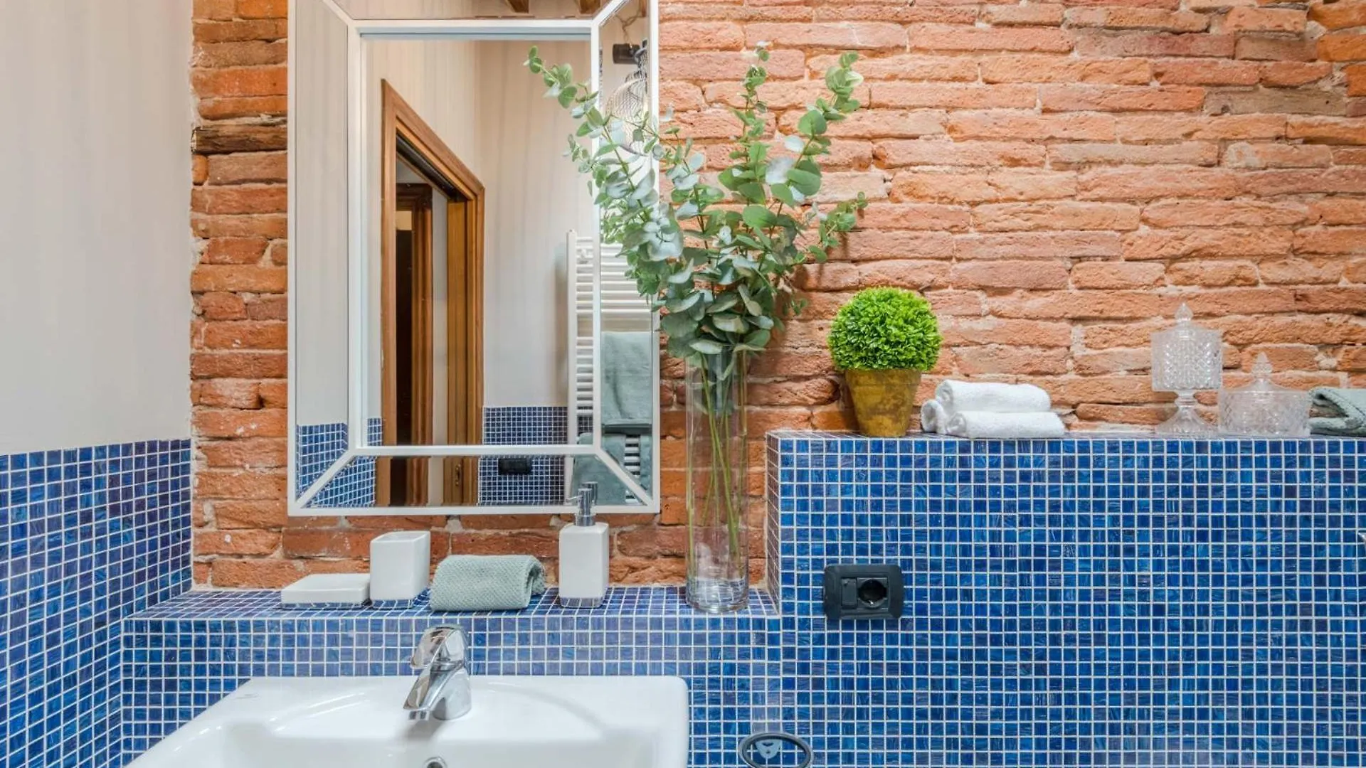 Dorina Penthouse 2 Bedrooms 2 Bathrooms In Lucca
